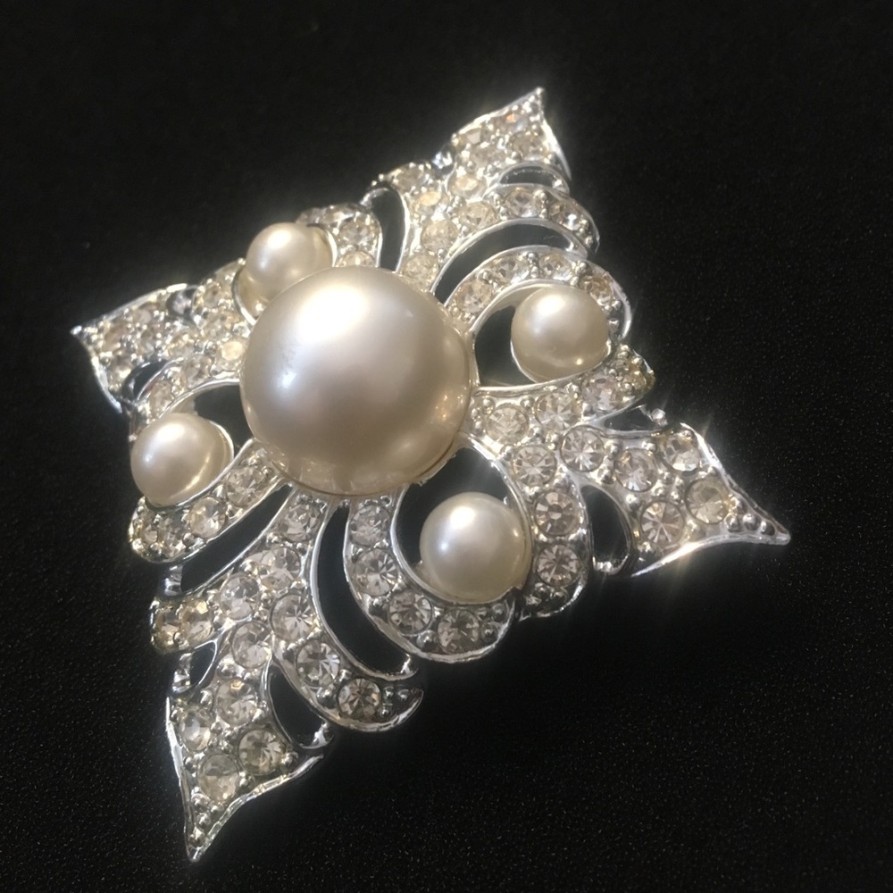 Vintage Sarah Coventry Pearl Brooch